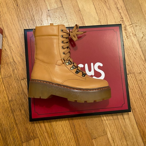 Sam Edelman calf boots. New with box!! Tan - Picture 2 of 3